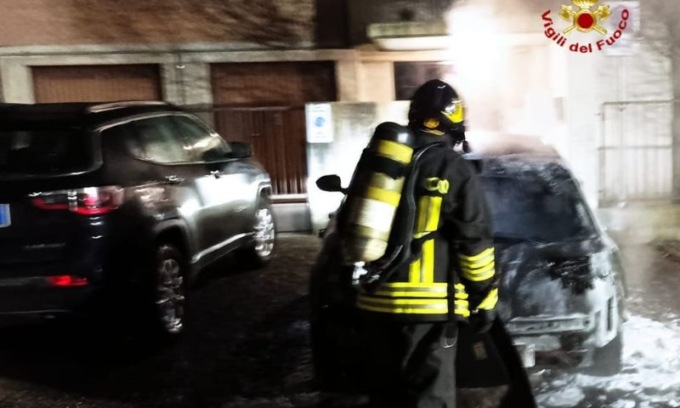 Fiamme nella notte a Reggio Emilia: due incendi in un’ora