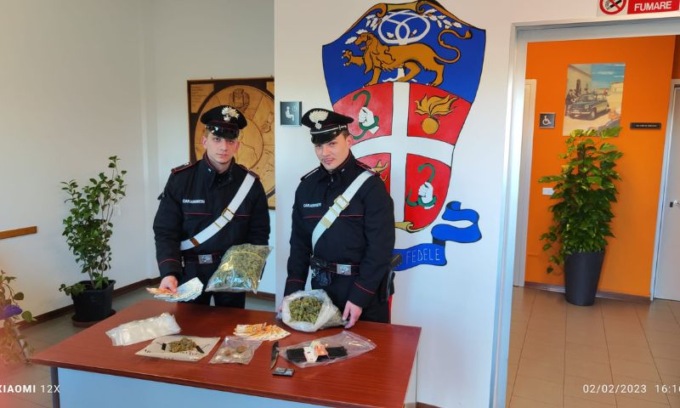 Spacciava droga usando come mezzo la cassetta della posta di casa: arrestato un 25enne