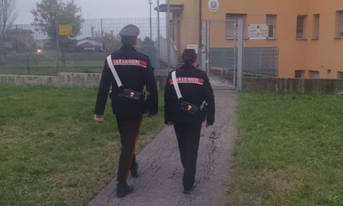 Guastalla, sfonda la porta di un bar e aggredisce un carabiniere che cerca di fermarlo