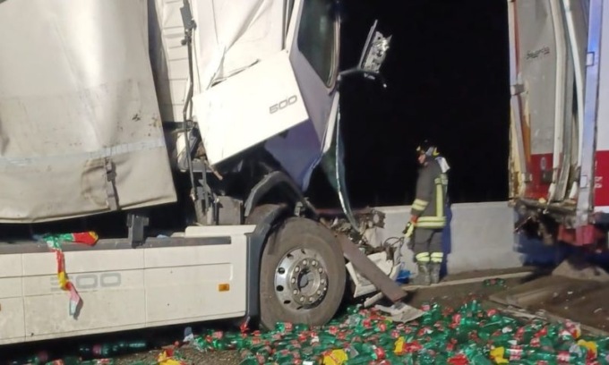 Scontro tra due mezzi pesanti in A1: un ferito grave