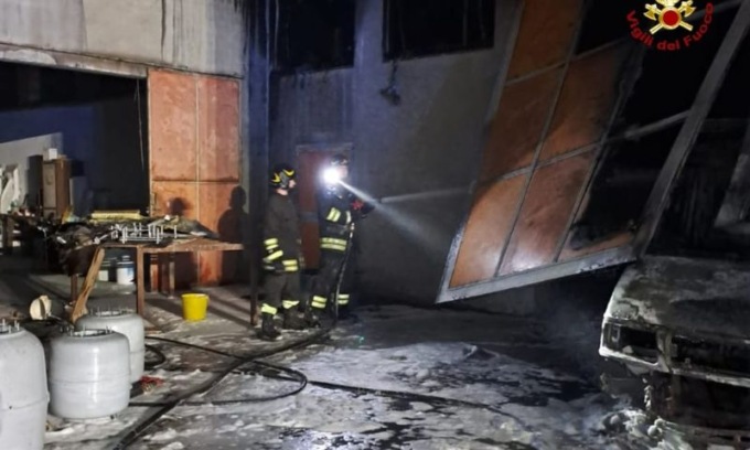 Incendio nella notte a Bibbiano: in fiamme l’azienda Antares