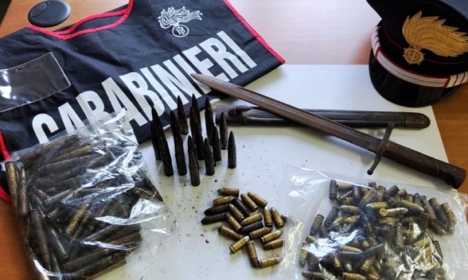 Trovato in casa con una baionetta della Seconda guerra mondiale e oltre 200 munizioni