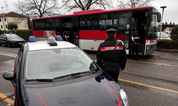 Identificato il 17enne che si divertì a tagliare le cinture di sicurezza di un autobus