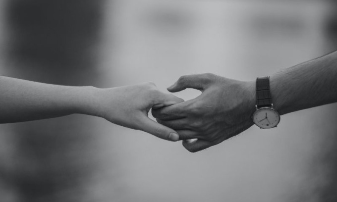 Relazione tra professore e studentessa minorenne, il giudice archivia il caso: “E’ amore vero”
