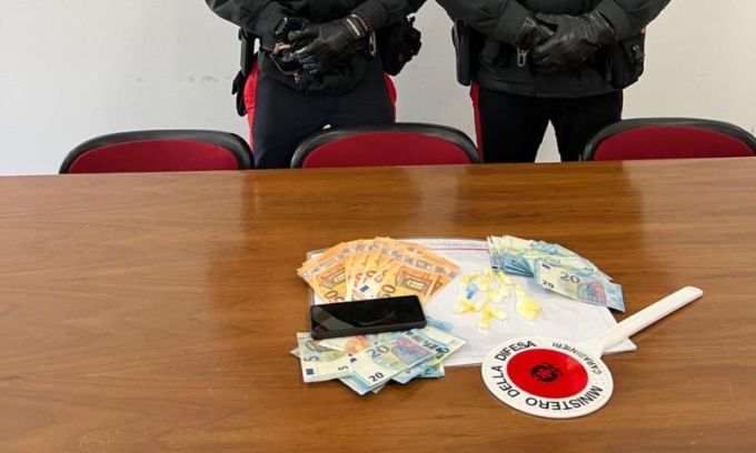 Beccato con 10 grammi di cocaina negli slip e 1.200 euro in tasca
