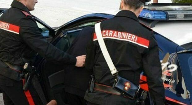 Furti nei negozi: arrestato ladro seriale