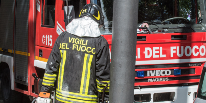 Auto in fiamme a Reggio Emilia, illesa la ragazza alla guida