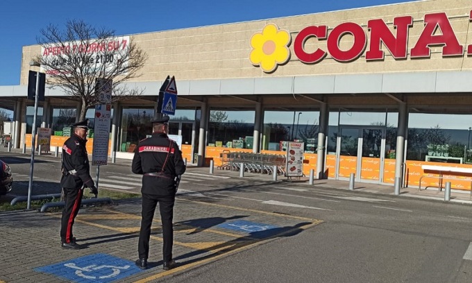 Derubavano anziani e invalidi nei parcheggi del supermercato di Sant’Ilario d’Enza con la tecnica della “monetina”: i dettagli