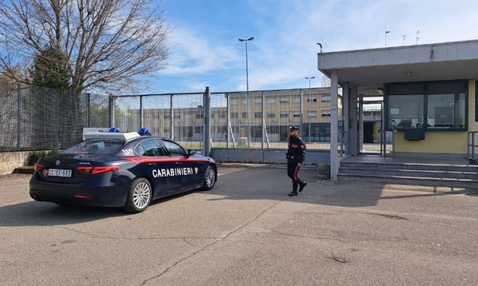Ai domiciliari per spaccio, durante un controllo i Carabinieri lo scoprono con hashish a marijuana in casa
