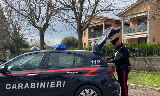 38enne colto in flagrante mentre cerca di strangolare la sua compagna