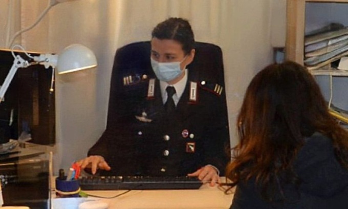 Picchiava e minacciava di morte la moglie per gelosia: denunciato