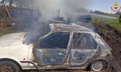 Incendio a Massenzatico: in fiamme due auto e un trattore