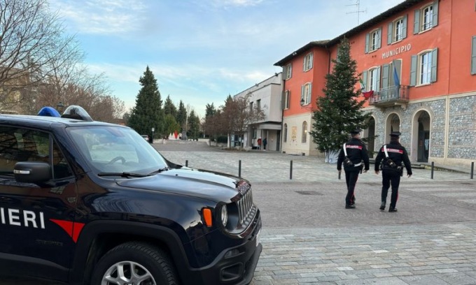 Sorpreso a rubare al supermercato, minaccia di morte e cerca di mordere il commesso