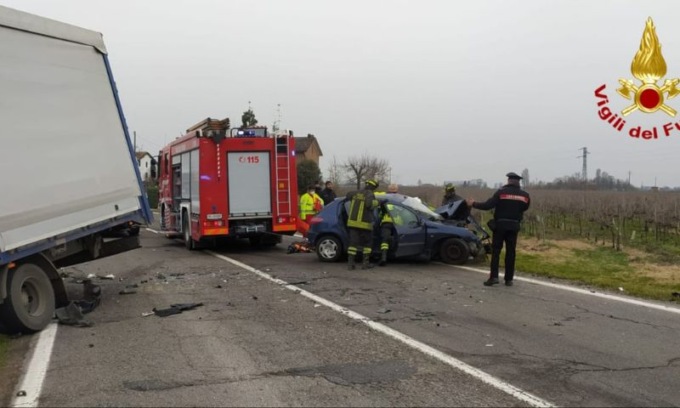 Scontro frontale tra auto e camion a Ponte Vettigano: un morto