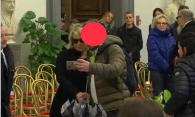 Si vanta sul treno del selfie con Maria De Filippi alla camera ardente del marito: “mai avuto così tante visualizzazioni”