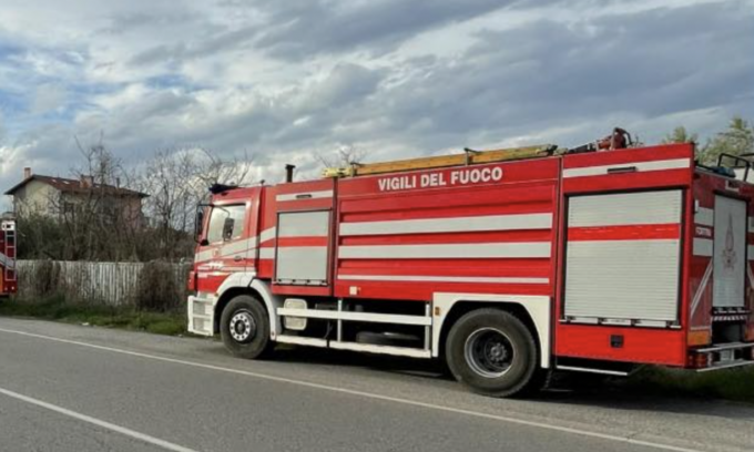 Via Fenulli, residente dà fuoco all’ingresso del condominio