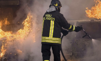Auto prende fuoco nella notte a Poviglio, fiamme domate dai vigili del fuoco