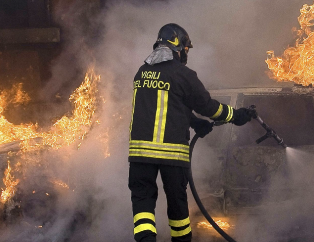 Auto prende fuoco nella notte a Poviglio, fiamme domate dai vigili del fuoco