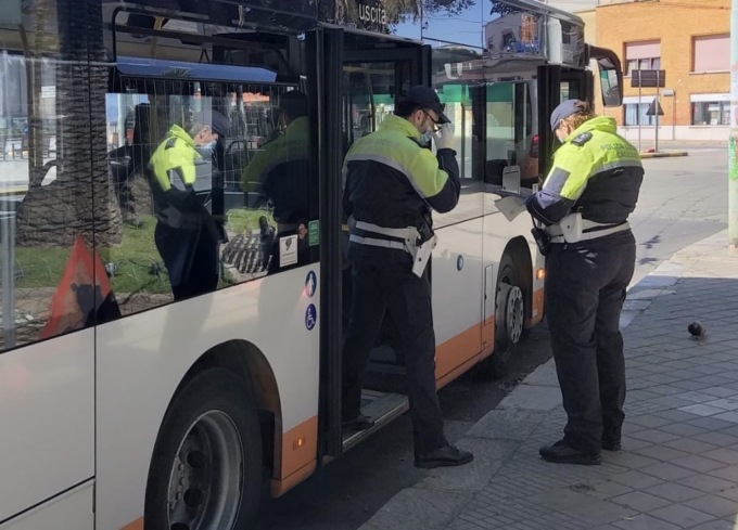 Accoltellano un 45enne sull’autobus a Reggio Emilia, arrestati due fratelli