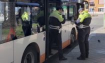 Accoltellano un 45enne sull'autobus a Reggio Emilia, arrestati due fratelli