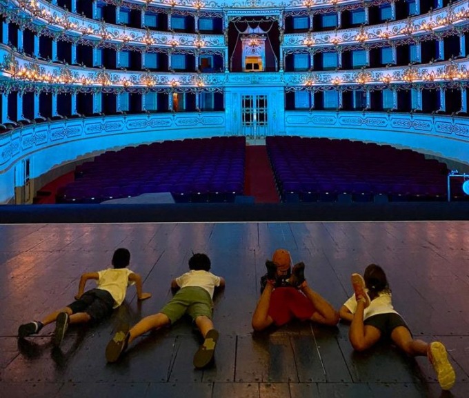 Coi sacchi a pelo sul palco: a Reggio Emilia un’intera notte a teatro