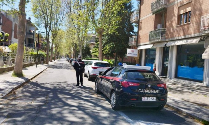 Minorenni minacciano con un coltello e rapinano due loro coetanei fuori dal locale