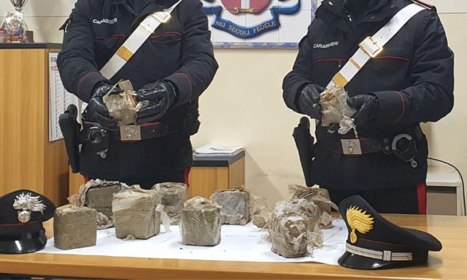 Volontari ripuliscono il fiume e trovano 11 panetti di hashish