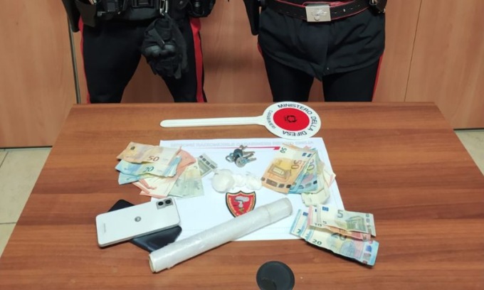 23enne sorpreso a spacciare in un vecchio casolare: nascondeva la droga nel tubo di scarico del water