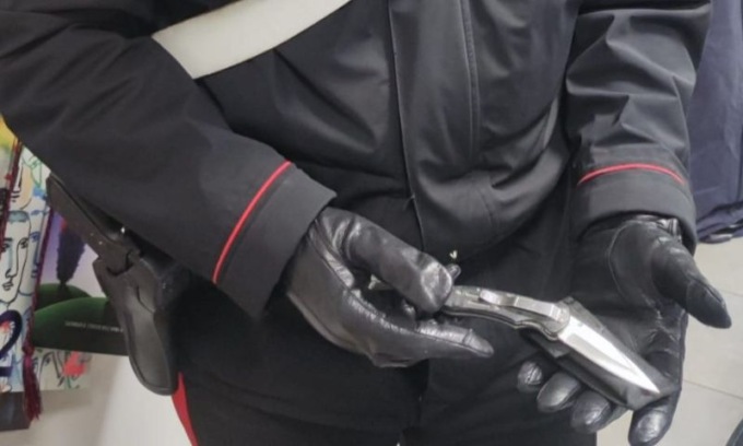 Lite in strada per una manovra sbagliata: 30enne minacciata con un coltello