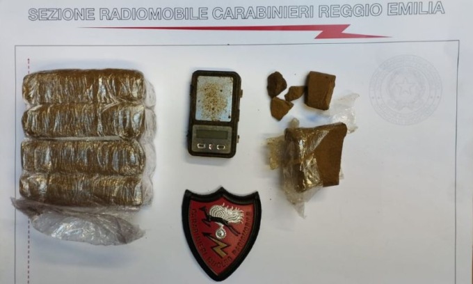 Mezzo chilo di droga nascosta nell’erba del campo di via Volta, avviate le indagini