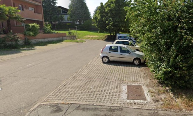 Albinea, auto in fiamme nel parcheggio della Conad