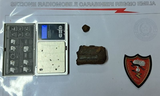 Lo fermano per un controllo e gli trovano droga addosso: tradito dall’ansia