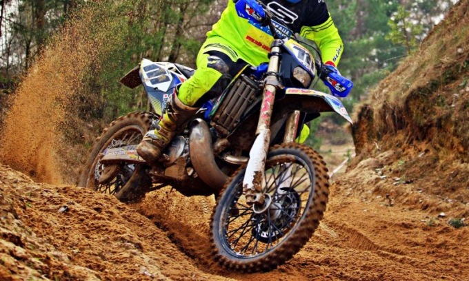 Castellaro, biker cade e si provoca un trauma al rachide
