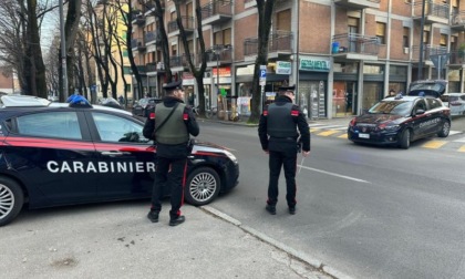 21enne aggredisce senza motivo i Carabinieri in zona stazione