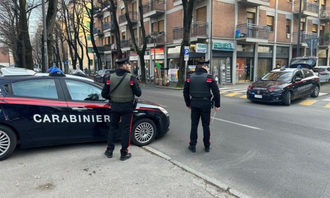 21enne aggredisce senza motivo i Carabinieri in zona stazione