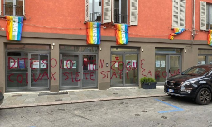 I no vax tornano all’attacco: imbrattata ancora la Camera del Lavoro