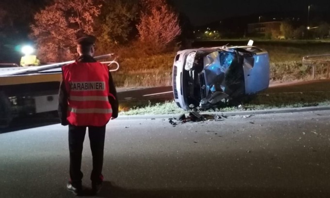 Perde il controllo dell’auto alla rotatoria e questa si ribalta