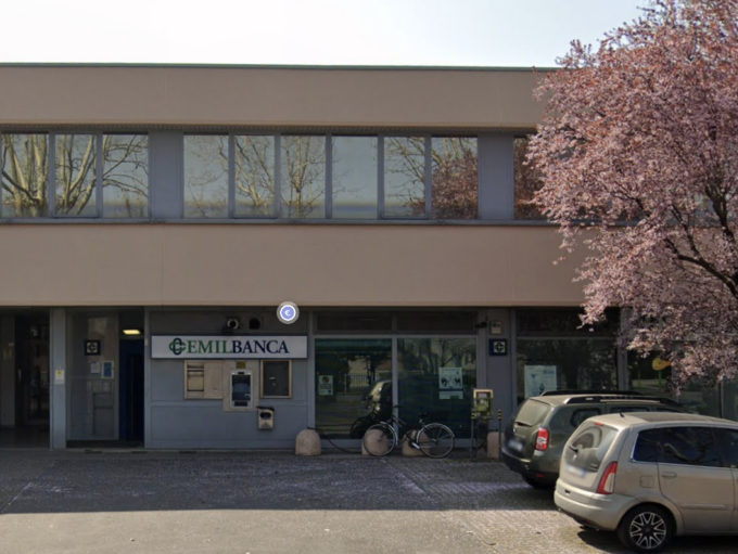 Fanno esplodere il bancomat di una filiale di Emilbanca e scappano con il bottino