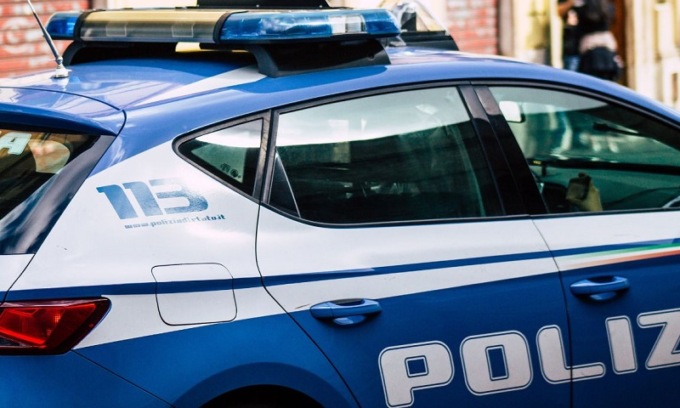 Ingerisce cocaina per non essere arrestato, ma gli agenti gli trovano droga in casa