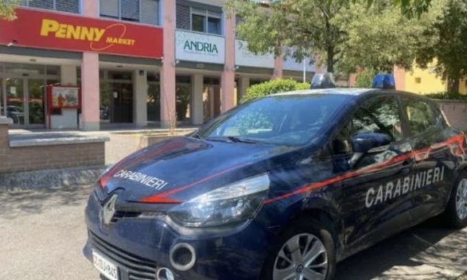 Rapinano un supermercato col volto travisato e armati di coltello e bastone