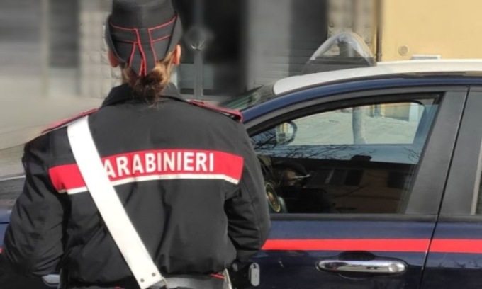 Impediva alla moglie di vedere i parenti e la costringeva a subire minacce e violenze: denunciato
