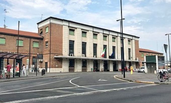 18enne ucciso a coltellate alla stazione di Reggio Emilia: è caccia all’uomo