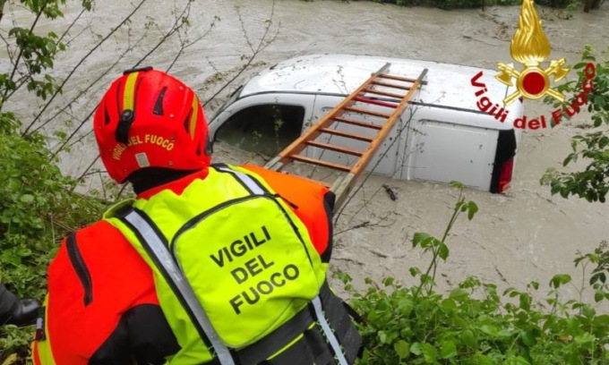 Furgone trascinato dall’acqua nel Rio Quaresimo: conducente si salva salendo sul tettuccio