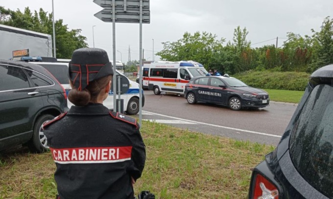 Evitano il posto di blocco a bordo di un’auto rubata: folle inseguimento nel reggiano