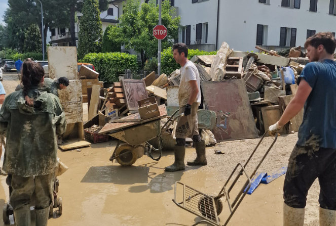 Anche tanti reggiani al lavoro per spalare il fango nelle zone colpite dall’alluvione