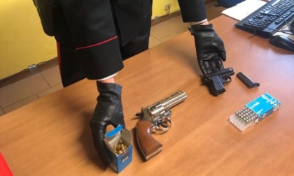 Minacciano il barista e i clienti con una pistola: 3 indagati