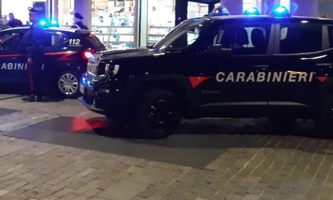 Importuna i clienti di un locale e poi aggredisce i Carabinieri intervenuti