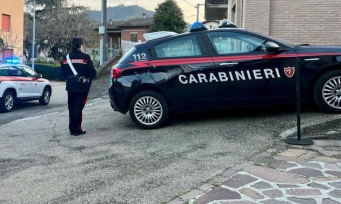 La minaccia con un coltello e tenta di strangolarla perché non accetta la fine della relazione: arrestato
