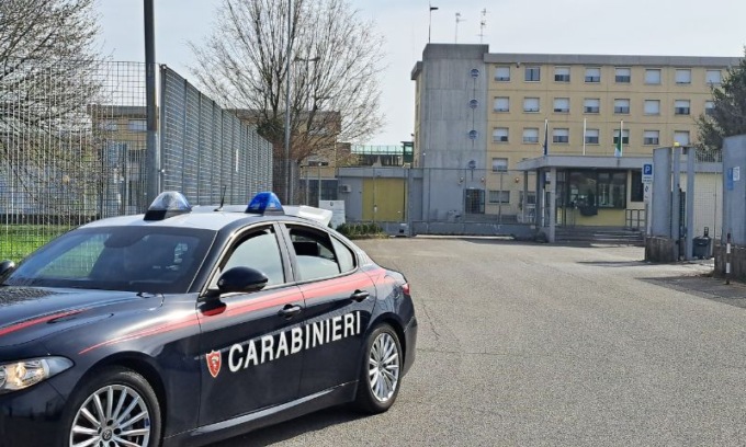 Droga nascosta nel fanale dell’auto e in casa: arrestato un 46enne