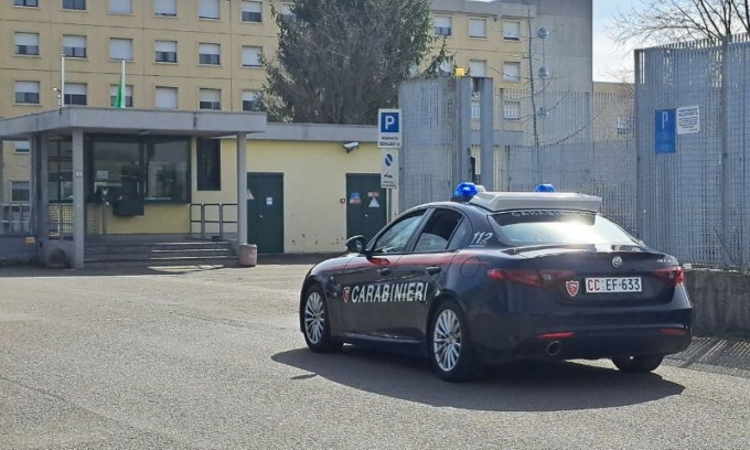 Ai domiciliari per aggressioni alla madre, minaccia e aggredisce i sanitari: trasferito in carcere